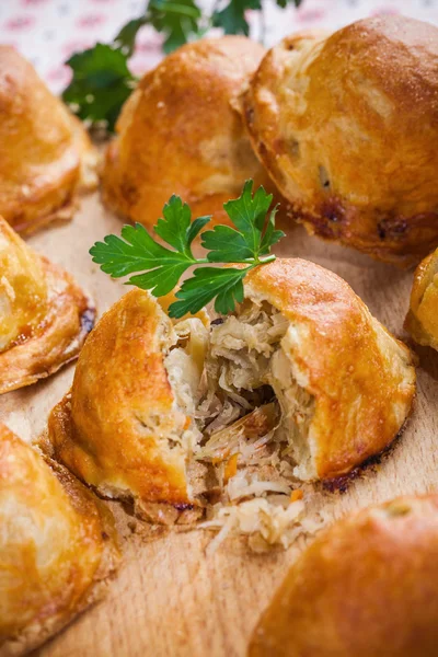 Pan al horno relleno de col y champiñones — Foto de Stock