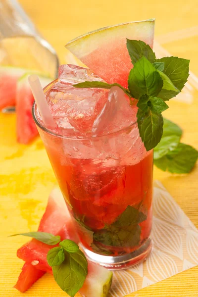 Drinken met watermeloen en mint — Stockfoto