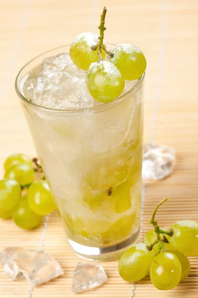 Beber con uvas — Foto de Stock