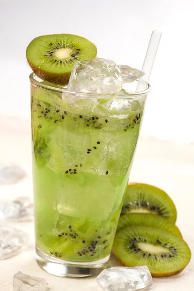 Beber con kiwi — Foto de Stock