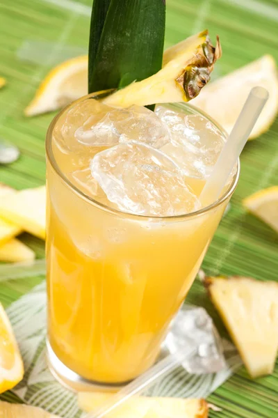 Пейте с ананасом — стоковое фото