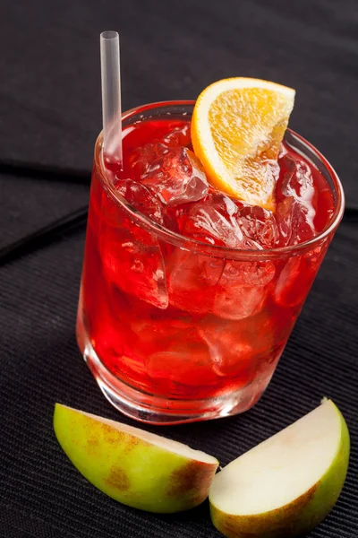 Rotes Getränk mit Eis auf schwarzem Hintergrund — Stockfoto