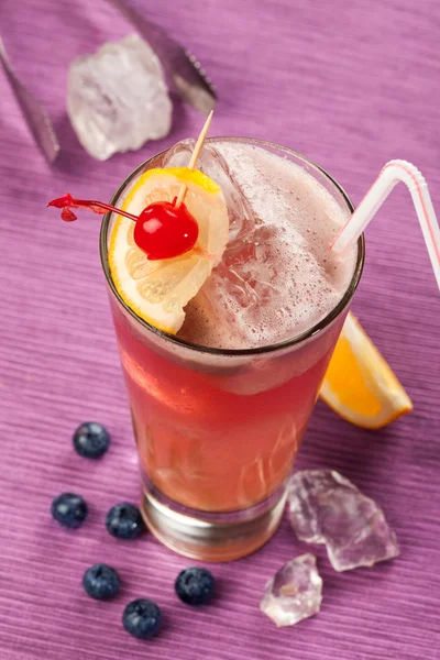 Dricka med citron och körsbär — Stockfoto