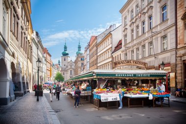 Prague, Çek Cumhuriyeti - 9 Mayıs 2013: havelske trziste - havels Pazar. kalıcı Prag Merkezi işaretlenmiş. Pazar 1232 beri sürekli açık olmuştur.