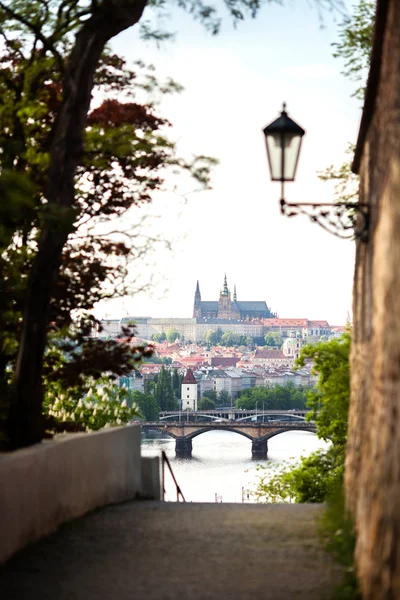 Praga, República Checa Vista do Castelo de Praga a partir de Visegrad, rio Vltava visível — Fotografia de Stock