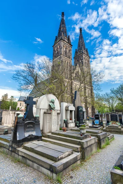 Prague, Tsjechië-basiliek van St. peter en paul op vysehrad in Praag oude vaak herbouwen kerk uit xi eeuw in deze Basiliek zijn relikwieën van st valentine uitzicht vanaf cementary — Stockfoto