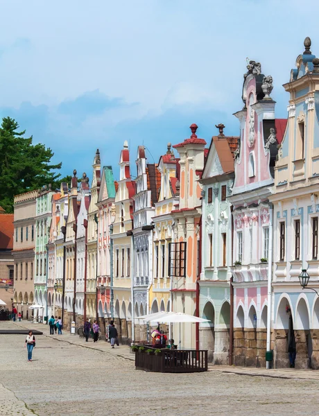 Telc, Tsjechië - 10 mei 2013: een rij van oude renesaince huizen. een van de mooiste markten in Europa. UNESCO werelderfgoed. — Stockfoto