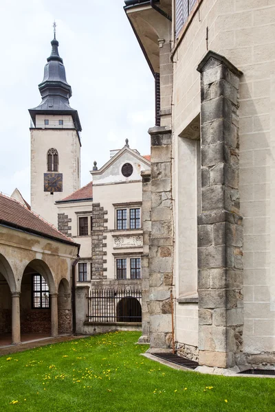 Telc, cidade da Unesco na República Checa. Velho castelo do século XVI construir em estilo gótico . — Fotografia de Stock