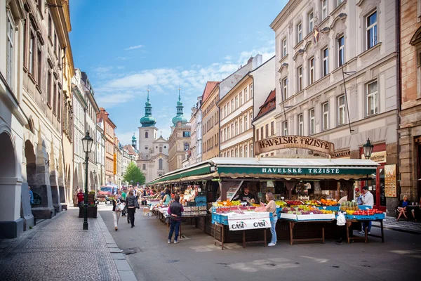 Praga, República Checa - 9 de mayo de 2013: Havelske Trziste - Havels Market. Permanente marcado en el centro de Praga. El mercado ha estado abierto continuamente desde 1232 . Imagen de archivo