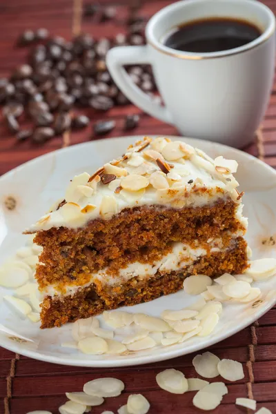 Carrot cake and coffee — Stock Photo, Image