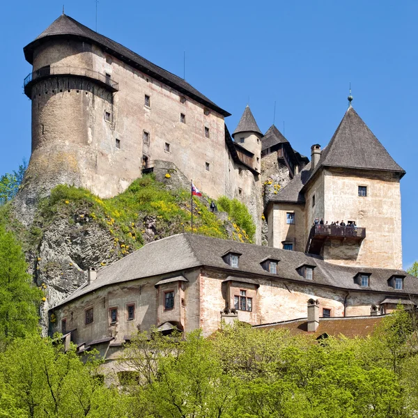 Oravsky podzamok, Slovakien - 10 maj 2008: vackraste slott i Slovakien. bygga i xiii århundradet. — Stockfoto