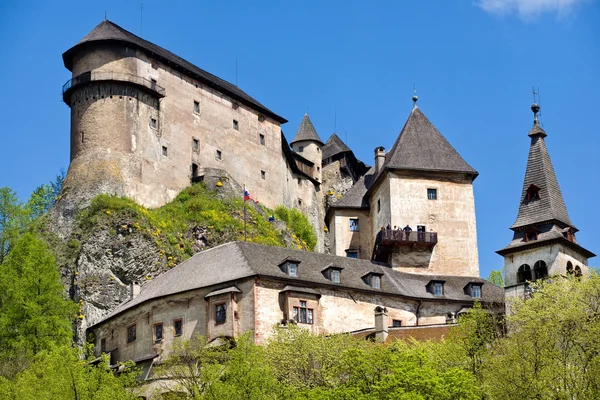 Oravský podzamok, Slovensko - 10. května 2008: nejkrásnější hrad na Slovensku. pohled z hradu na jaře. stavět v xiii století. — Stock fotografie