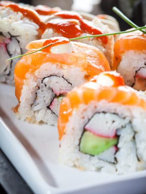 salatalık ve somon suşi