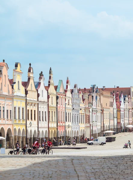 Telc, Tsjechië - 10 mei 2013: unesco stad. een rij van de huizen op het belangrijkste plein. — Stockfoto