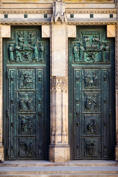 Praga, República Checa Puertas antiguas decorativas de la Catedral de los Santos Vito, Wenceslao y Adalberto en Hradthe — Foto de Stock