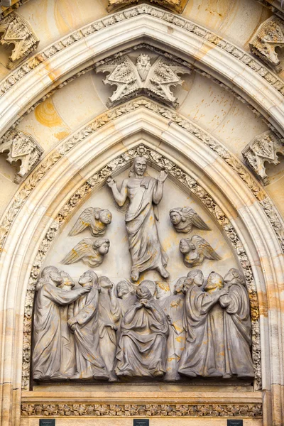 Praga, República Checa Antiguo pórtico decorativo en la Catedral de San Vito, Wenceslao y Adalberto en Hradthe —  Fotos de Stock