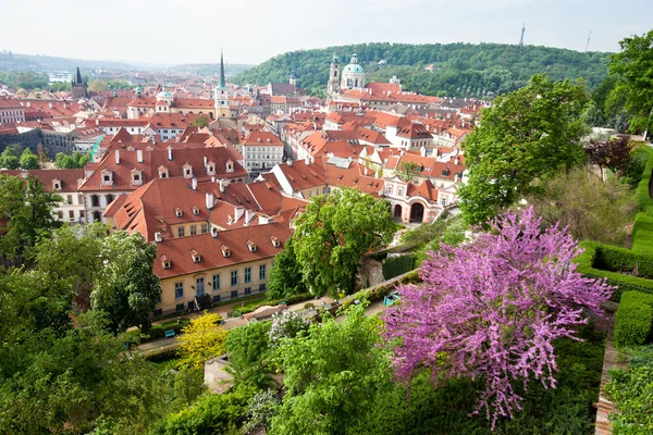 Prag, Tjeckien-huvudvyn i stadsdelen mala strana — Stockfoto