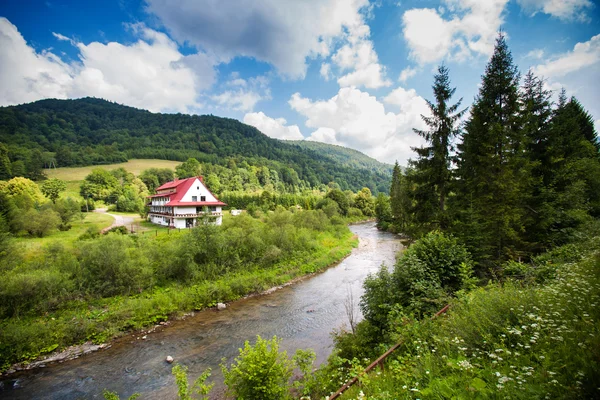 Vista rurale con fiume e casa singola in montagna Bieszczady, Polonia — Foto Stock