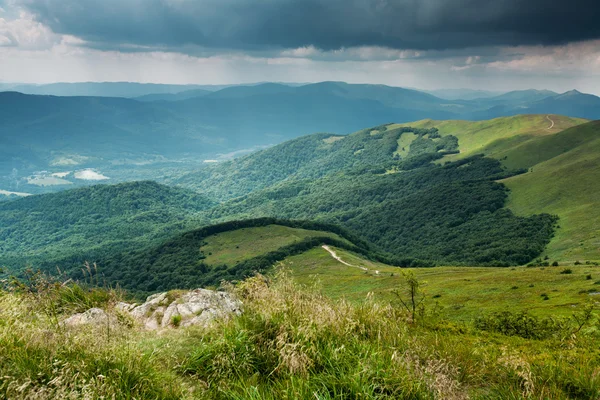 Stormy clouds over Bieszczady mountains, Poland View of Tarnica trail — Stock Photo, Image