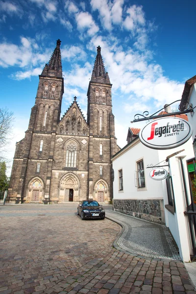 Prague, Tsjechië - 09 mei 2013 basiliek van St. peter en paul op vysehrad in Praag oude vaak herbouwen kerk uit xi eeuw in deze Basiliek zijn relikwieën van Sint Valentijn — Stockfoto