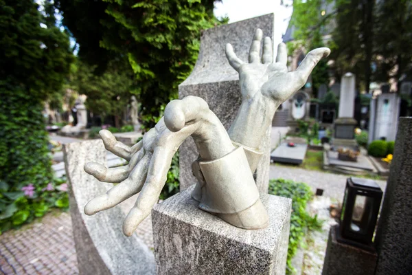 Steinskulptur Hände auf Vlasta Grab auf Vysehrad Friedhof in Prag Vlasta Burian Josef Vlastimil geboren 1891, gestorben 1962 Spitzname König der Komiker — Stockfoto