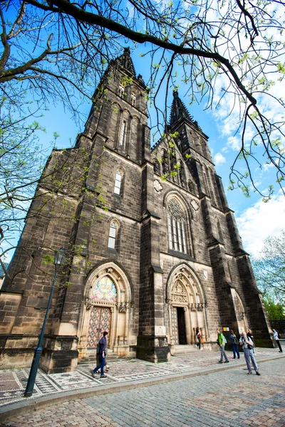 Praga, República Checa - 09 de mayo de 2013 Basílica de San Pedro y San Pablo en Vysehrad en Praga Antigua iglesia frecuentemente reconstruida del siglo XI En esta Basílica se encuentran reliquias de San Valentín —  Fotos de Stock