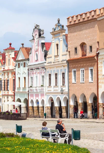 Telč, Tjeckien - 17 maj 2013 en rad med gamla renesaince hus en av de vackraste marknaderna i Europa världsarv — Stockfoto