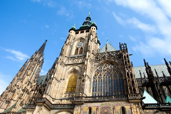 Praag, Tsjechische Republiek uitzicht op de kathedraal van saint vitus, wenceslaus en adalbert op hradcany — Stockfoto