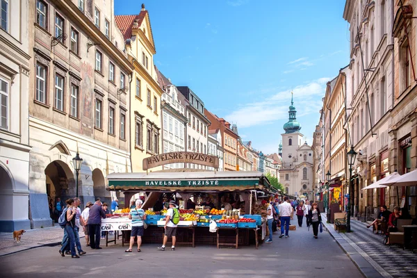 Prague, Cseh Köztársaság - május 9, 2013 Havelske Trziste Havels piac állandó jelölni a központ a prágai piac óta folyamatosan nyitva 1232 Jogdíjmentes Stock Fotók