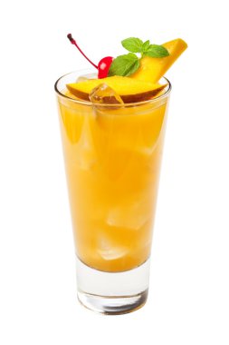 Beyaz arka plan üzerinde izole sarı tropikal içki