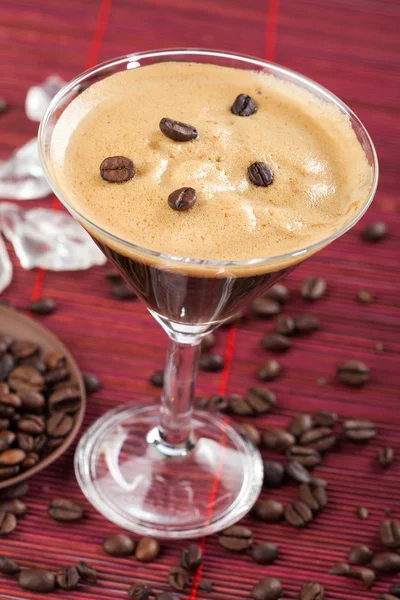 Bebida de café em fundo vermelho — Fotografia de Stock