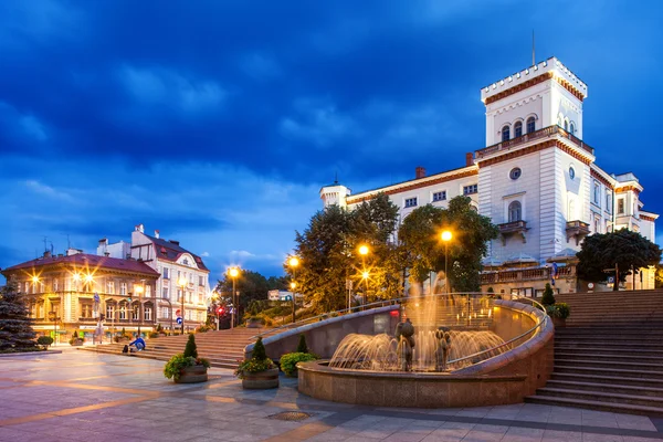 Bielsko-Biala, Polonya - Ağustos 14 gece sulkowski Kalesi, kale bielsko-biala içinde bina eski görünümünü bulunduğu çeşme — Stok fotoğraf