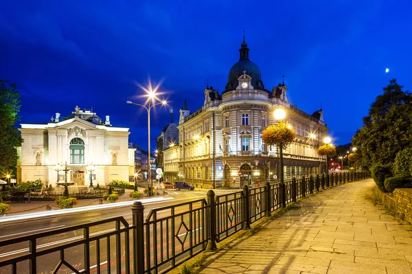 Bielsko-Biala, Polonya - tiyatro ve ana postane bielsko-biala ana cadde görünümü üzerinde Ağustos 14 gece görünümü
