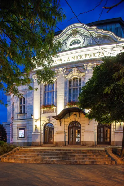 Wgląd nocy art nouveau, Adama Mickiewicza Nazwa teatru w cieszyn, Polska — Zdjęcie stockowe