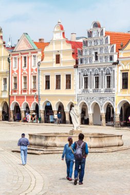 Telc, Çek Cumhuriyeti - 10 Mayıs 2013: turist telc, unesco şehir içinde ana marget etrafında yürür