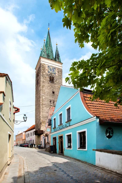 Telc, Czech Republic - May 10, 2013: Holy Spirit Lutheran Church and restaurant in blue colour in Telc, Unesco city — Stock Photo, Image