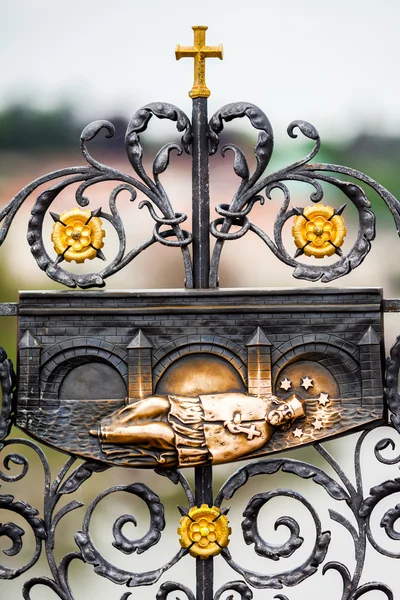 Jana Nepomuckého carving na Karlův most, Praha, Česká republika — Stock fotografie