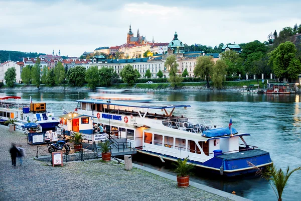 Prague, Tsjechië - 07 mei 2013: Danubio boot is afgemeerd aan de oever van de rivier Vltava in Praag — Stockfoto