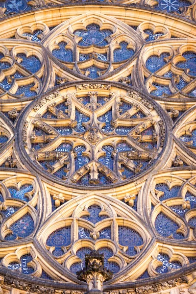 Main rosette in the wall of the Cathedral of St Vitus at Hradcany in Prague, Czech Republic — Stock Photo, Image