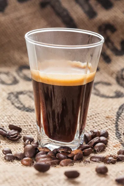 Горячий кофе в стекле — стоковое фото