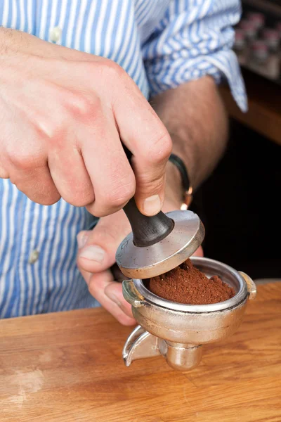 Tamping the coffee — Stock Photo, Image