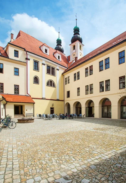 Telc, Repubblica Ceca - 10 maggio 2013 Città Unesco, Cortile La Chiesa Barocca del Nome di Gesù — Foto Stock