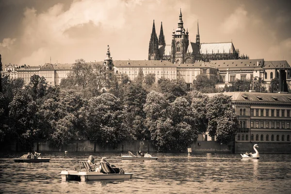 Prague, Republika Czeska - 8 maja 2013 vltava rzeka ludzi pływających w łodzi w tle - gród unesco — Zdjęcie stockowe