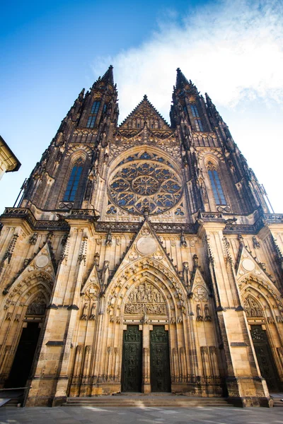 Prag, Tschechische Republik Blick auf die Kathedrale des Heiligen Vitus, Wenzel und Adalbert auf dem Hradschin — Stockfoto