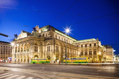 Vienna, Avusturya - Ağustos 29, 2013. neo-Rönesans tarzı akşam fotoğraf şehir trafiği olan Viyana Devlet opera binası inşa