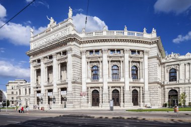 Vienna, Avusturya - Eylül 01.2013. insanlar burgtheater imparatorluk Tiyatrosu yanında yürüyor. gottfried semperand tarafından tasarlanan bu binaya taşınmış tiyatro karl freiherr von hasenauer.