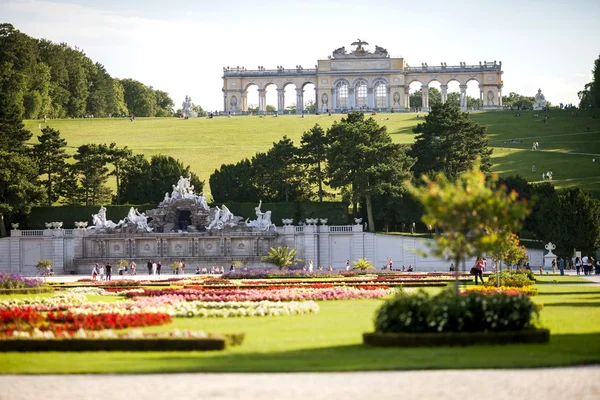 Vienna, Austria - August 31, 2013. Schonbrunn Palace garden. Gloriette-build on the sixty metre high hill. This is very good place to see a view of the city. UNESCO. — Stock Photo, Image