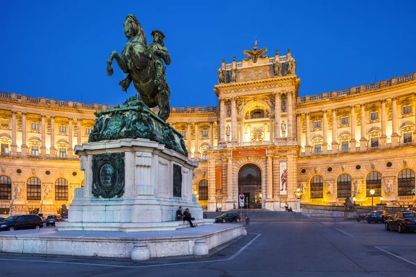 Wien, Österrike - 30 augusti. 2013. hofburg palatset var hem för de mäktigaste människorna i Europeiska och österrikiska habsburgska dynastin. staty av kejsaren joseph kväll Visa med upplysta byggnaden — Stockfoto