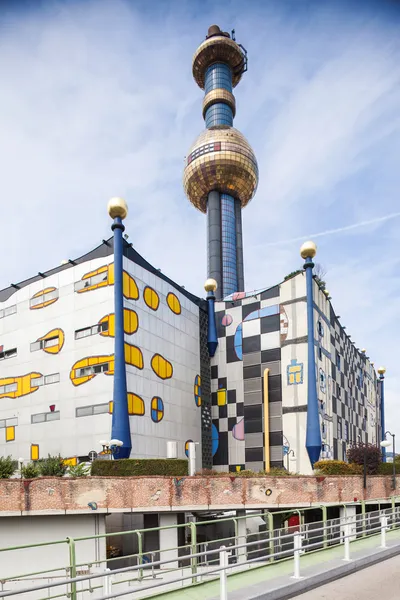 De meest beroemde stadsverwarming in Wenen, Oostenrijk van kunstenaar hundertwasser karakteristiek goud en blauw schoorsteen van verwarming plant is zichtbaar vanuit vele plaatsen van Wenen. — Stockfoto