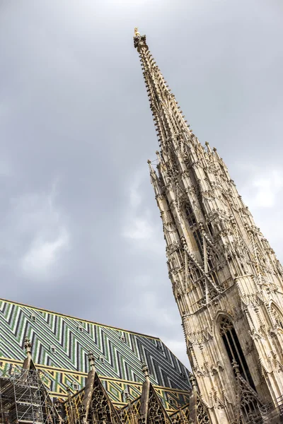 Wien, Österreich Fragment des St.-Stephans-Doms in Wien mit 136 m hohem Hauptturm. Bewölkter Himmel über dem Turm. — Stockfoto